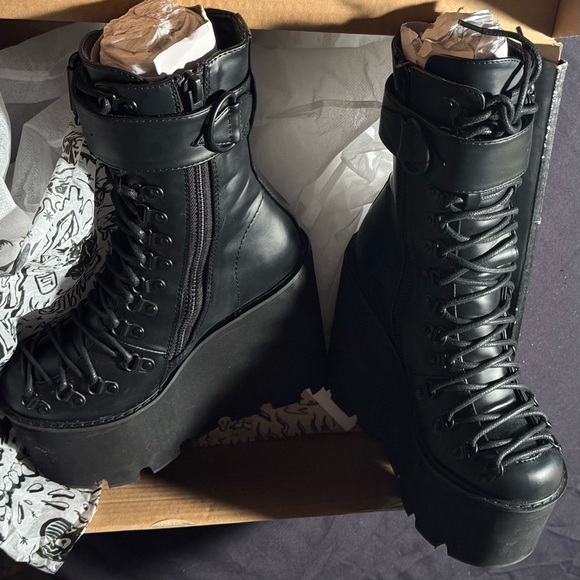 BLACK TRAITOR BOOTS - NEW IN BOX - Picture 3 of 5